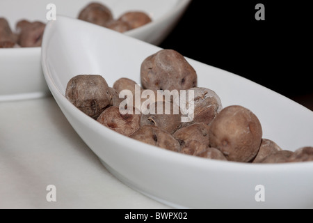 Una barca a forma di piatto di patate Canario papas arrugadas pronti per essere serviti in un ristorante Foto Stock
