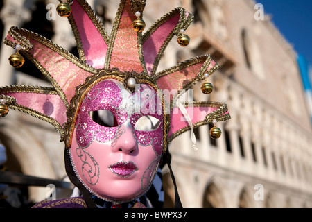 Un carnevale veneziano la maschera in una fase di stallo al di fuori del palazzo ducale. Foto Stock