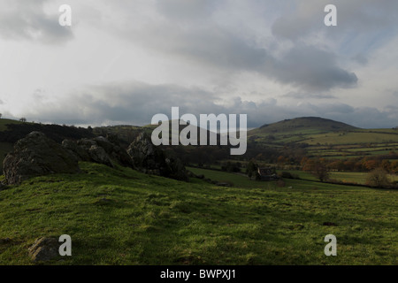 Bellissimo paesaggio inglese nella Contea di Shropshire, Willstone Hill centro immagine e Caer Caradoc a destra. Foto Stock