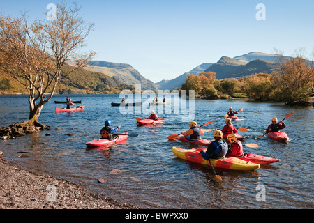 I giovani che studiano il kayak in kayak sul Llyn Padarn Lake nel Parco Nazionale di Snowdonia. Llanberis, Gwynedd, Galles del Nord, Regno Unito. Foto Stock