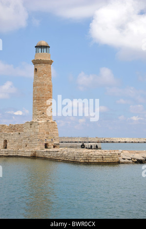 Porto antico faro del porto veneziano in Rethymnon, Creta, Grecia Foto Stock