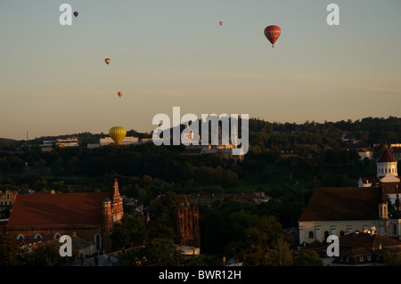 I palloni ad aria calda drift attraverso Città Vecchia di Vilnius, Lituania, al tramonto. Foto Stock