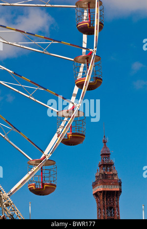 La Blackpool Tower e la grande ruota sul molo centrale Foto Stock