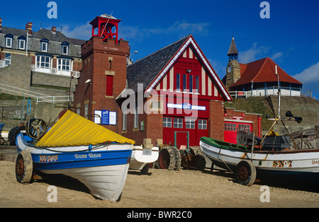 Una vista in estate di Cullercoats Porto e villaggio in North Tyneside Foto Stock