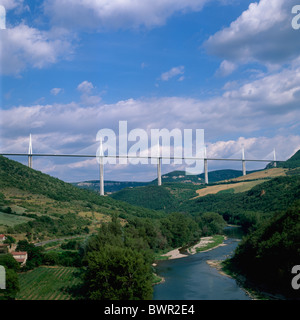 Francia Europa Aveyron Midi-Pirenei Peyre il viadotto di Millau fiume Tarn della valle del Tarn-cavo alloggiato su strada ponte di terra Foto Stock