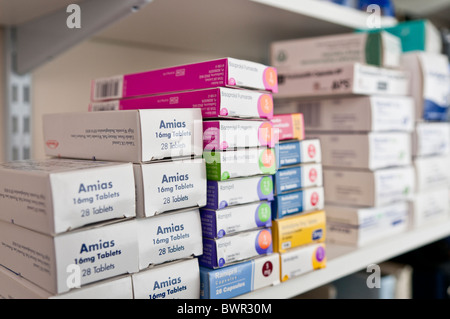 Compresse per alta pressione sanguigna su un ripiano di farmacia Foto Stock