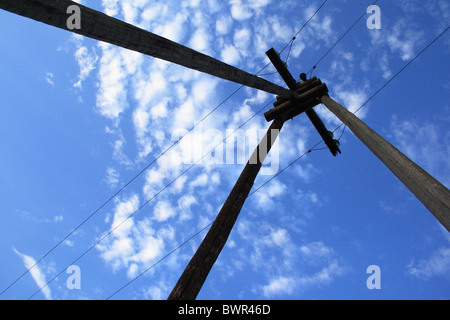 Legno polo elettrico su uno sfondo di cielo blu Foto Stock