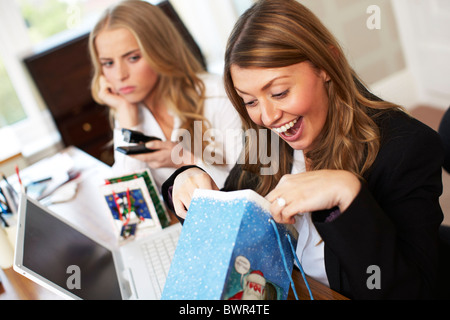 Ragazze in apertura ufficio segreto Santa presenta Foto Stock