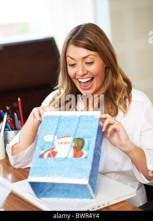 Ragazze in apertura ufficio segreto Santa presenta Foto Stock