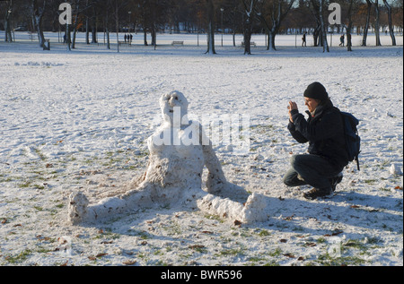 Un 'snowlady' avente la sua foto scattata nei prati a Edimburgo, Scozia. Foto Stock