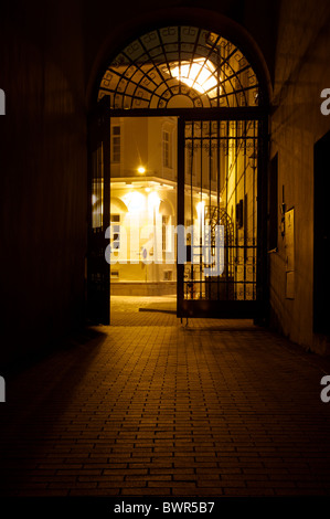 Un cancello che conduce da un cortile a Pilies Gatve nella Città Vecchia di Vilnius. Foto Stock