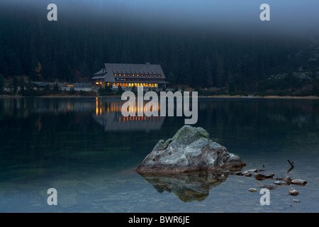 La baita di montagna su Popradske Pleso lago nei monti Tatra Alti monti della Slovacchia Foto Stock
