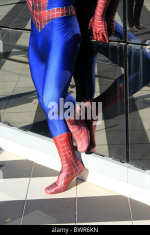 Uomo vestito da spiderman modello a romics trade show di roma 2010 Foto Stock