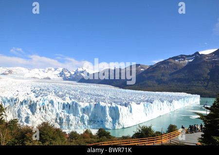 Ghiacciaio Perito Moreno terminus, picchi andini e Lago Argentino, visto da faggi della penisola Magellanes, Argentina Foto Stock