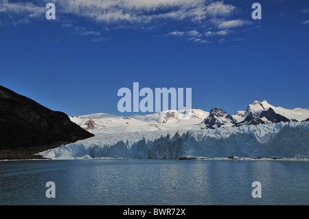 Vista del ghiaccio terminus riflettendo nelle acque del Brazo Rico, lato sud Ghiacciaio Perito Moreno, Ande, Argentina Foto Stock
