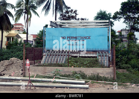 'No Permittance", il che significa che nessuna voce, a Kolkata cantiere dove la linea della metro o ferrovia sotterranea, viene esteso Foto Stock