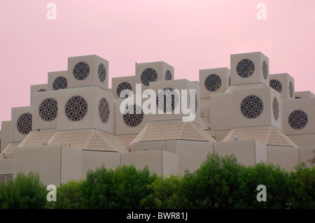 Il Qatar torri del vento Qatar University Doha Arabian Peninsula orientale orientale Orient windcatcher conditionin aria Foto Stock