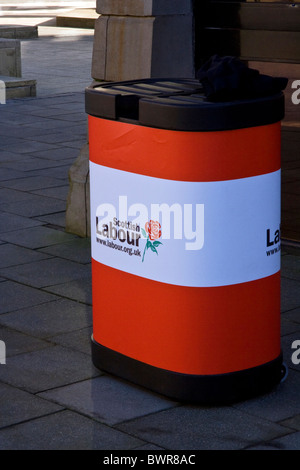 Un bollard con un poster visualizzando la Scottish Labour Party campagna durante una politica locale di elezioni a Dundee, Regno Unito Foto Stock