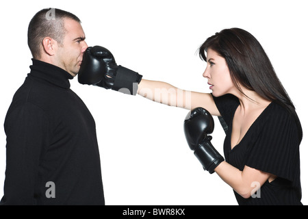 Studio shot ritratto isolato su sfondo bianco di una bella coppia divertenti scontri espressiva Foto Stock
