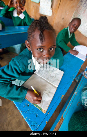 Schoolgirl da Mathare slum in Maji Mazuri Centro e scuola, Nairobi, Kenia Foto Stock