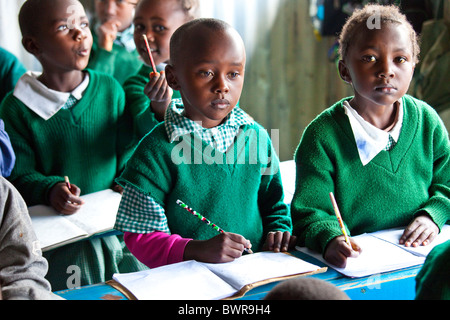 Scolaresche di Mathare baraccopoli a Maji Mazuri Centro e scuola, Nairobi, Kenia Foto Stock