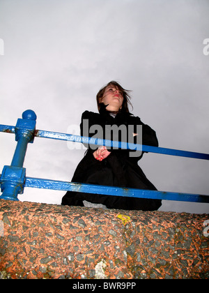 Young Teen girl cerca e poggiante su parapetto Foto Stock