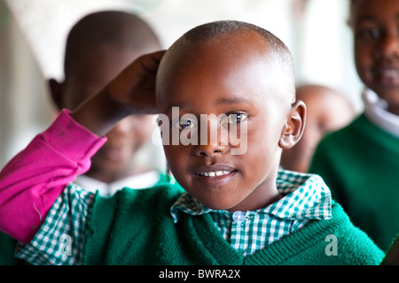 Scolaro da Mathare baraccopoli in Maji Mazuri Centro e scuola, Nairobi, Kenia Foto Stock