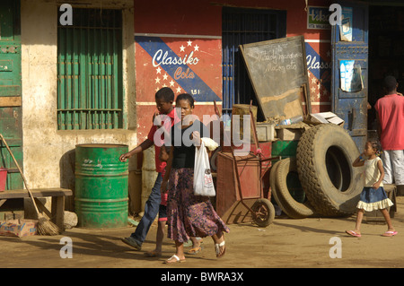 Oceano Indiano Andoany città del Madagascar Nosy Be Island Hell Ville town street shop store locali della popolazione locale Foto Stock