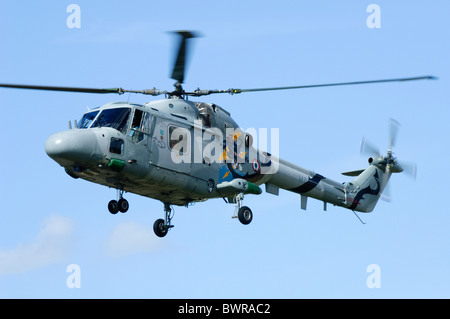 Westland WG-13 Lynx ha2 azionato dai francesi Aeronavale sulla rotta di avvicinamento per l'atterraggio a RAF Fairford Foto Stock