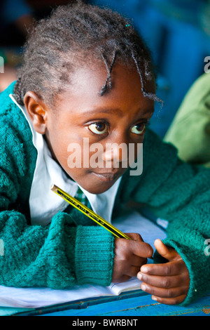 Schoolgirl da Mathare slum in Maji Mazuri Centro e scuola, Nairobi, Kenia Foto Stock