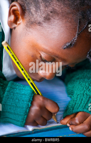 Schoolgirl da Mathare slum in Maji Mazuri Centro e scuola, Nairobi, Kenia Foto Stock