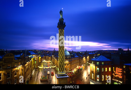 Una visione notturna di Grey's Monument e il centro cittadino di Newcastle a Natale Foto Stock