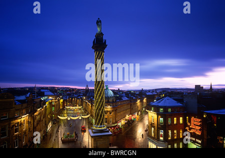 Una visione notturna di Grey's Monument e il centro cittadino di Newcastle a Natale Foto Stock