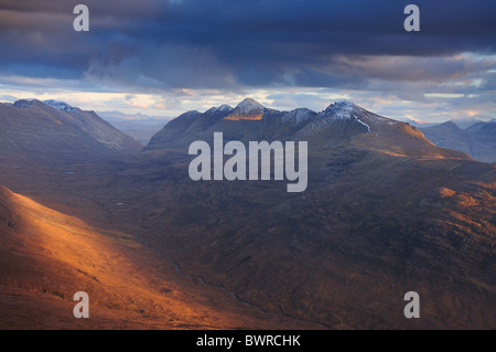 Ultima luce su Liathach e Beinn Eighe, Torridon, Wester Ross, Highlands Scozzesi. Preso da Tom Na Gruagaich su Beinn Alligin Foto Stock