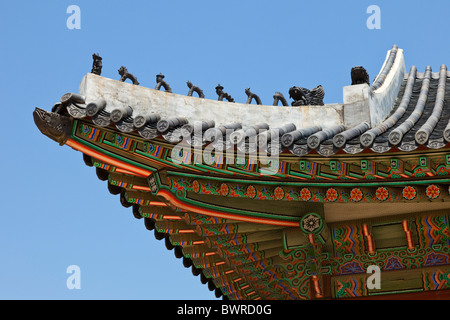 Dettaglio del tetto di Gangnyeongjeon, il re della zona soggiorno, in Palazzo Gyeongbokgung Seoul Corea del Sud. JMH3915 Foto Stock