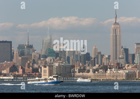 NY idrovia ferries opera il fiume Hudson, con lo skyline di Manhattan in background in New York City. Foto Stock