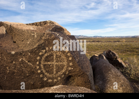 Petroglyph con cerchio e dot motif realizzato mediante la Jornada Mogollon tribù a tre fiumi Petroglyph Sito, Nuovo Messico USA. Foto Stock