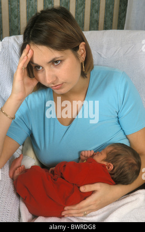 Giovane mamma soffre di post natal depressione Foto Stock