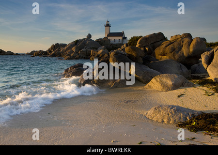 Francia Europa Brittany Pointe de Pontusval granitiche rocce di granito roccia costa rocciosa costa costiera Oceano Mare Foto Stock