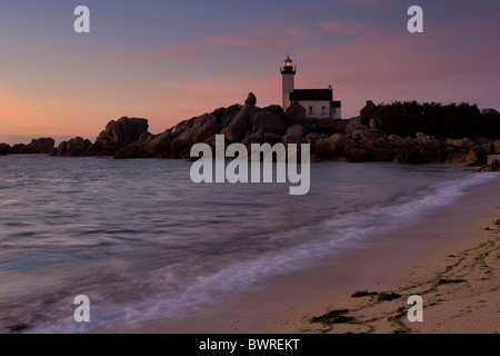 Francia Europa Brittany Pointe de Pontusval granitiche rocce di granito roccia costa rocciosa costa costiera Oceano Mare Foto Stock