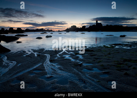 Francia Europa Brittany Pointe de Pontusval granitiche rocce di granito roccia costa rocciosa costa costiera Oceano Mare Foto Stock