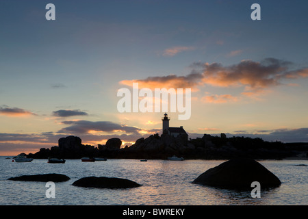 Francia Europa Brittany Pointe de Pontusval granitiche rocce di granito roccia costa rocciosa costa costiera Oceano Mare Foto Stock