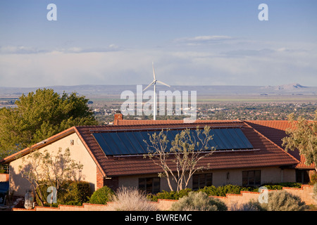 Pannello solare sul tetto di casa con la turbina eolica in background, abitazioni sviluppi a Palmdale, Contea di Los Angeles, California, U Foto Stock