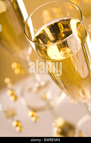 Close-up di flûte di champagne su sfondo dorato Foto Stock