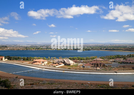 Turbine eoliche sul Lago di Palmdale. La 318 piedi turbina alimenta il distretto del Lago di Palmdale impianti di trattamento delle acque di Los Angeles County Foto Stock