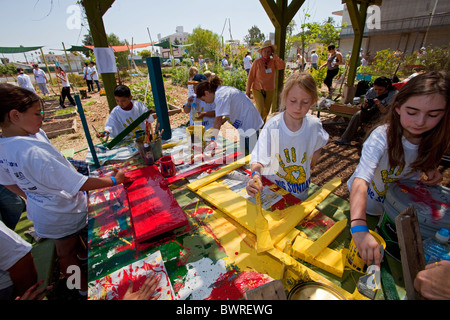 Gli studenti, i genitori e gli insegnanti lavorano sul giardino alla 24th Street School Garden sul grande domenica. West Adams, Los Angeles Foto Stock