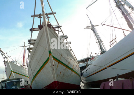 Penisi vela barche da carico, il Porto di Sunda Kelapa, Old Kota, Jakarta, Indonesia. Foto Stock