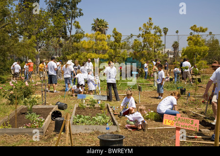Gli studenti, i genitori e gli insegnanti lavorano sul giardino alla 24th Street School Garden sul grande domenica. West Adams, Los Angeles Foto Stock