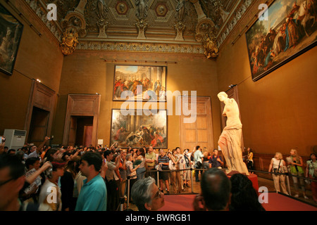 Venere di Milo al museo del Louvre Parigi Francia Europa indoor all'interno antica statua greca scultura arte cultura ol Foto Stock