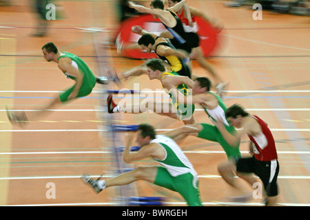 Hurdling via e sul campo di gara sportiva ostacoli gruppo atleti uomini sprint in esecuzione jumping Svizzera Europa Foto Stock